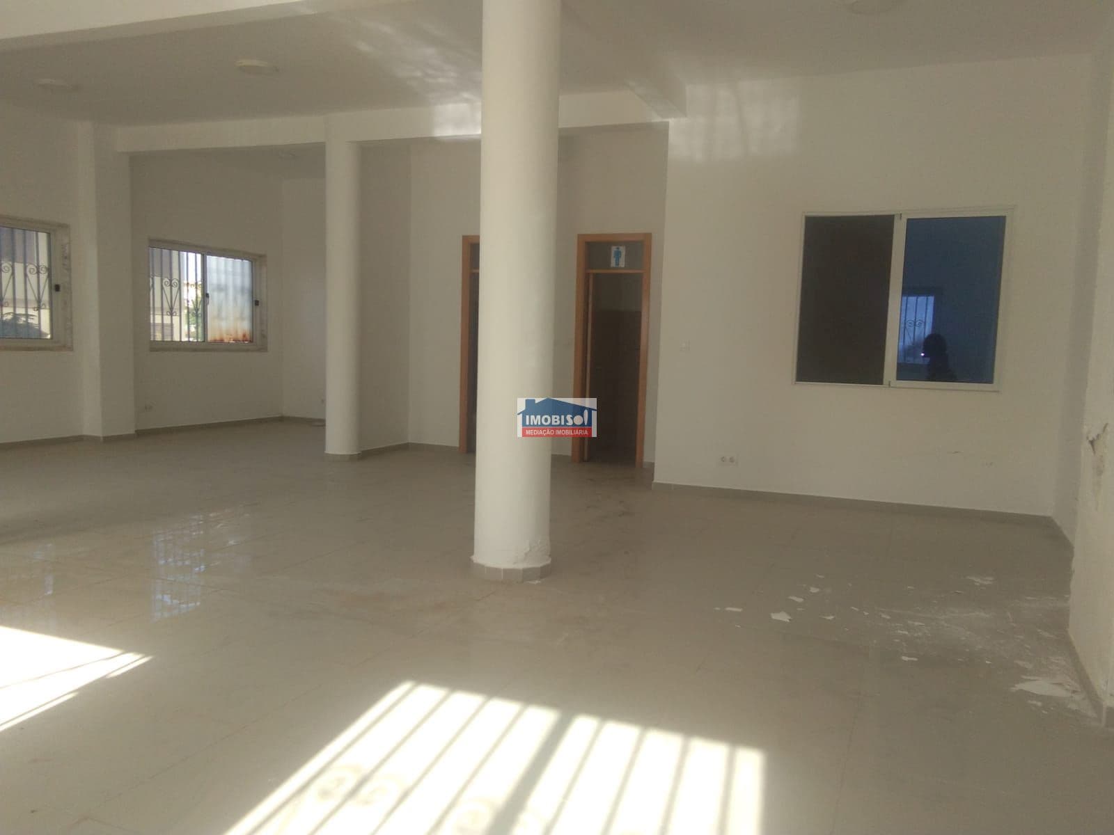 Espaço comercial para arrendamento na Praia, Santiago — foto principal