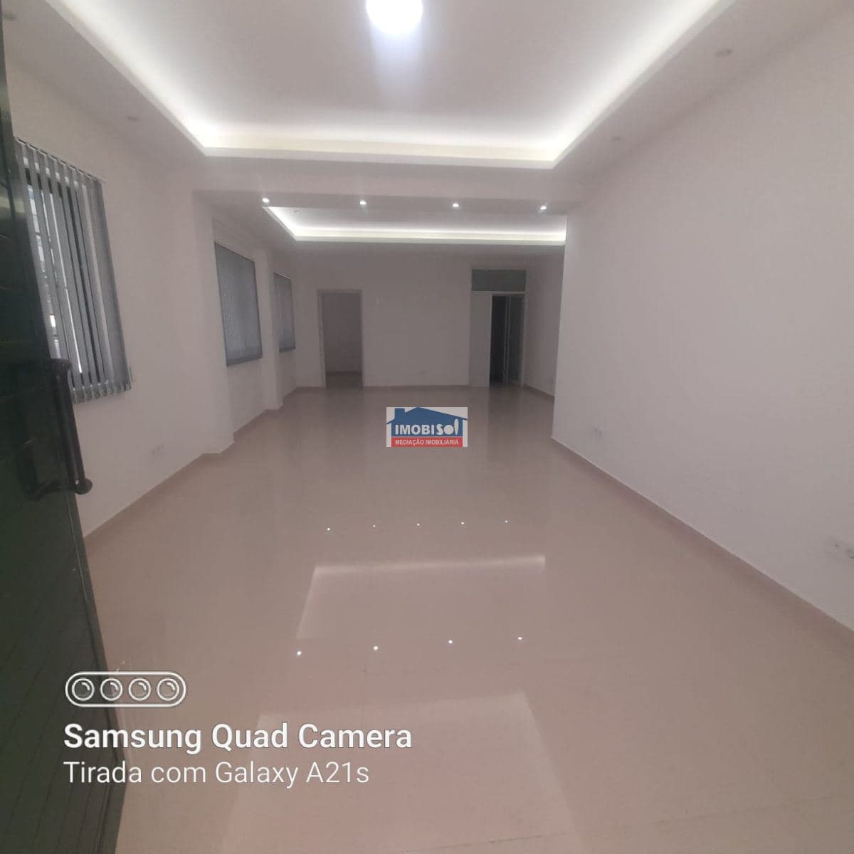 Commercial space for rent in Praia, Santiago — foto principal