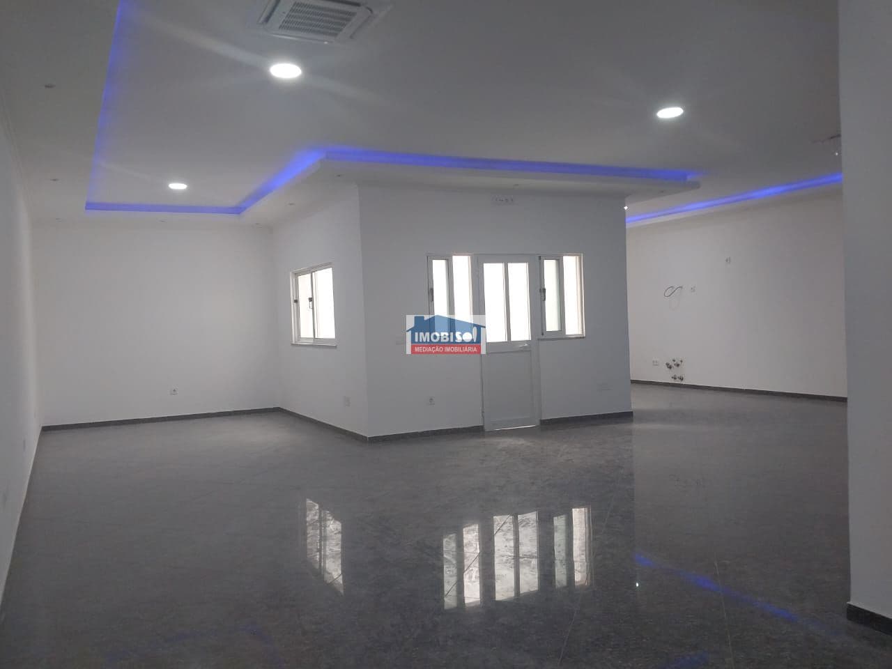 Commercial space for rent in Praia, Santiago — foto principal