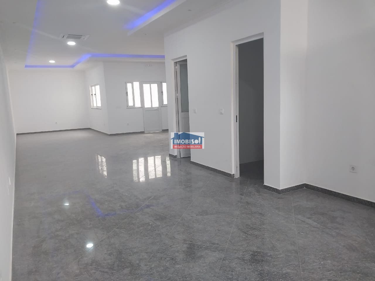 Commercial space for rent in Praia, Santiago — foto 2